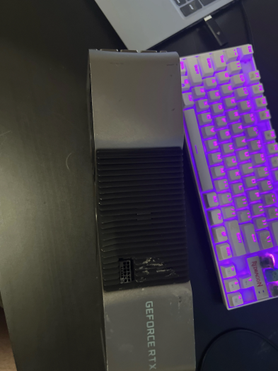 Nur ein Stromanschluss deutet auf maximal 600 Watt hin. (Bild: Reddit/The_Explanation_514)